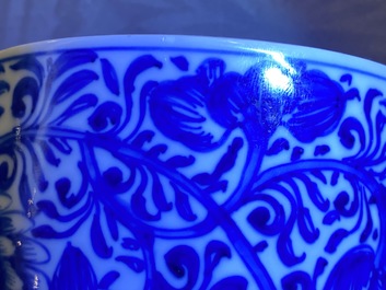 Un gobelet couvert en porcelaine de Chine en bleu et blanc, Kangxi